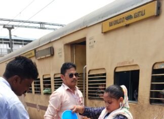जय हिंद मानवाधिकार एसोसिएशन द्वारा रेल यात्रियों को निःशुल्क दिया गया पानी