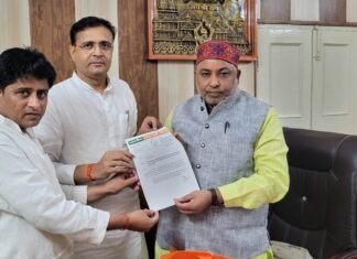 मां विंध्यवासिनी धाम से मैहर और लखनऊ के लिए एसी बस चलाने को लेकर परिवहन मंत्री को ज्ञापन