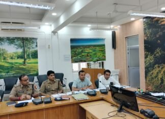 सड़को की स्थिति खराब होने पर मण्डलायुक्त ने लोक निर्माण विभाग के अधिकारियों को लगायी फटकार