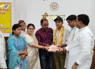 मेधावी छात्र-छात्राओं अभिभावको के साथ, शिक्षको को भी डीएम ने किया सम्मानित- मिर्जापुर