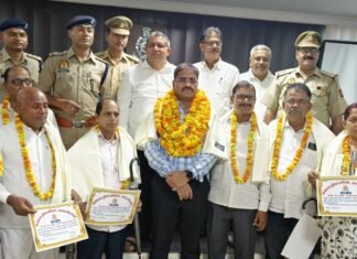 सेवानिवृत्त होने वाले 14 पुलिस अधिकारी/कर्मचारीगण को पुलिस लाइन सभागार कक्ष में दी गई विदाई -मिर्जापुर