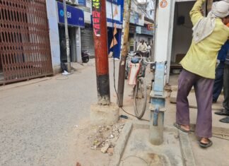 सड़क के बीचो-बीच खंभा लगने से,जाम के झाम में बर्बाद हुआ मोहल्ला – मिर्जापुर