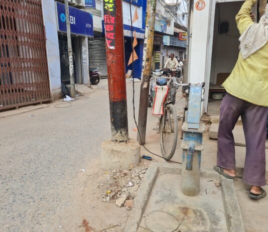 सड़क के बीचो-बीच खंभा लगने से,जाम के झाम में बर्बाद हुआ मोहल्ला – मिर्जापुर