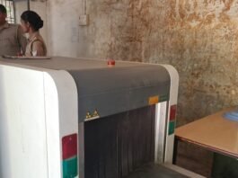 मिर्जापुर जिला न्यायालय के प्रवेश द्वार पर लगा स्कैनर हुआ खराब