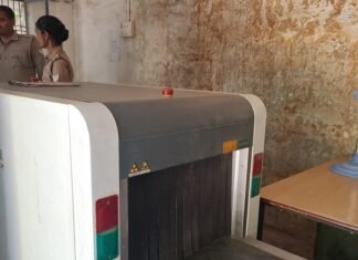 मिर्जापुर जिला न्यायालय के प्रवेश द्वार पर लगा स्कैनर हुआ खराब