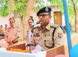 नये कानून लागू होने के उपलक्ष्य में पुलिस अधीक्षक मिर्जापुर अभिनंदन ने किया लोगो को जागरूक