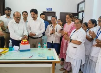 एपेक्स ट्रस्ट हॉस्पिटल में केक काट कर मनाया डॉक्टर्स डे