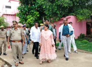 मिर्जापुर – ट्रामा सेंटर के सामने बनाये गये पर्ची काउंटर का शुभारम्भ
