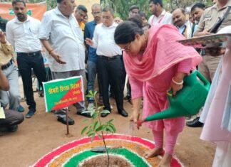 सम्पूर्ण समाधान दिवसों में प्राप्त जन समस्याओं का त्वरित व गुणवत्तापूर्ण हो निस्तारण -मण्डलायुक्त