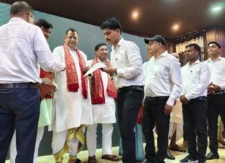 मिर्जापुर में नवनियुक्त लेखपालों को दिया गया सर्टिफिकेट