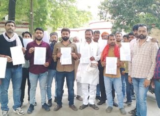 अवैध खनन से परेशान ग्रामीणों ने जिला मुख्यालय पर किया प्रदर्शन दिया पत्रक