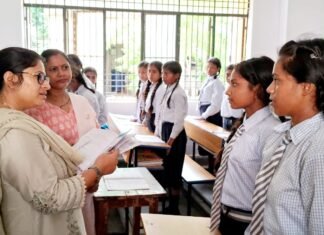 जिलाधिकारी ने आश्रम पद्धति विद्यालय का किया निरीक्षण