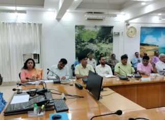 मण्डलायुक्त ने मुख्य चिकित्साधिकारी मीरजापुर को कार्य में लापरवाही बरतने पर प्रतिकूल प्रविष्टि देने का निर्देश*