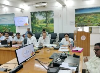 सोनभद्र भदोही और मिर्जापुर के डीएम के साथ कमिश्नर मुथूकुमार स्वामी बी कर रहे हैं आवश्यक बैठक
