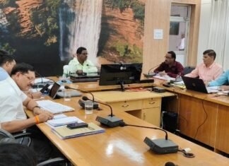 एक करोड़ से अधिक लागत की निर्माणधीन परियोजनाओं के प्रगति की समीक्षा करते हुए मंडलायुक्त डा. मुथुकुमार स्वामी बी