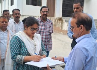 जिलाधिकारी ने ई0वी0एम0 गोदाम का किया निरीक्षण
