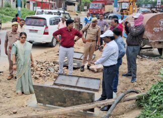 नटवा ओवरब्रिज के नीचे पानी निकासी हेतु जिलाधिकारी ने किया निरीक्षण
