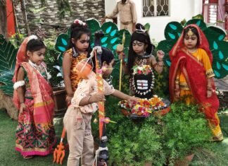 डैफोडिल्स विद्यालय में बच्चों ने निकाली शिव जी की पावन कावड़ यात्रा
