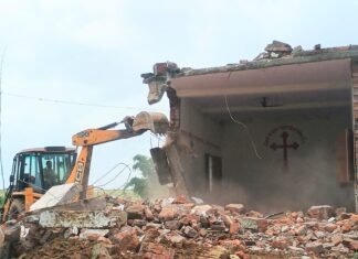 मिर्जापुर में अवैध रुप से निर्मित चर्च पर चला बुलडोजर चर्च में धर्मांतरण कराने का आरोप