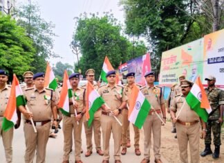 हर घर तिरंगा अभियान को सफल बनाने के लिए पुलिस अधीक्षक मिर्जापुर अभिनंदन ने भी तिरंगा लेकर निकाली यात्रा