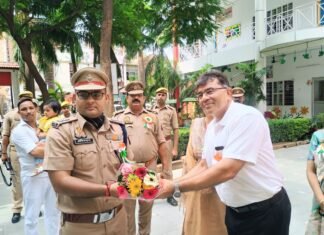 स्वतंत्रता दिवस के अवसर पर पुलिस अधीक्षक मीरजापुर “अभिनंदन” द्वारा डैफोडिल्स पब्लिक स्कूल में जाकर बच्चों को सम्बोधित किया