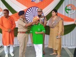 डेलही पब्लिक सेकेंडरी स्कूल में 78 वां स्वतंत्रता दिवस के अवसर पर छात्रों को एसपी ने पहनाए हेलमेट