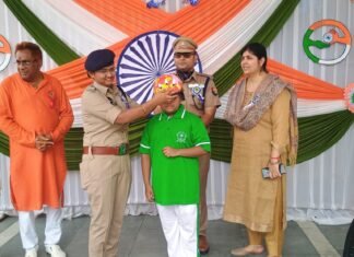 डेलही पब्लिक सेकेंडरी स्कूल में 78 वां स्वतंत्रता दिवस के अवसर पर छात्रों को एसपी ने पहनाए हेलमेट