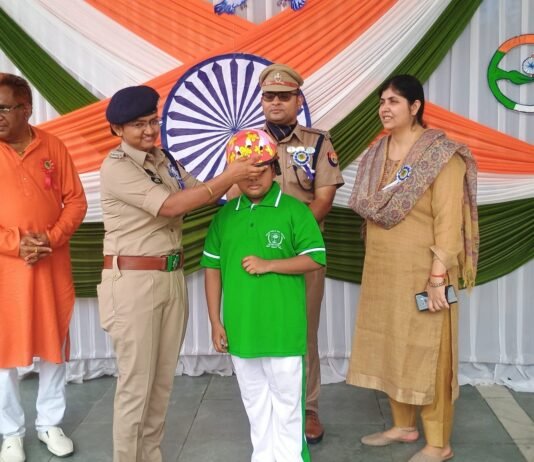 डेलही पब्लिक सेकेंडरी स्कूल में 78 वां स्वतंत्रता दिवस के अवसर पर छात्रों को एसपी ने पहनाए हेलमेट