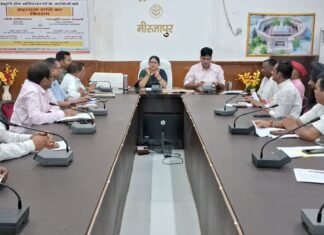 मतदाताओं के सत्यापन के लिए जिलाधिकारी ने की बैठक, मिर्जापुर