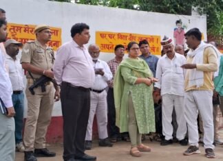 जिलाधिकारी ने पूर्व माध्यमिक विद्यालय व आंगन केन्द्र पिपराडाड़ का किया निरीक्षण