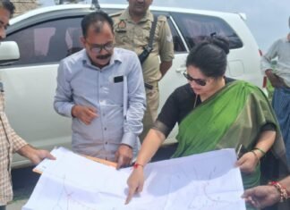 जिलाधिकारी ने छानबे विकासखंड के रामपुर घाट पर प्रस्तावित सेतु स्थल का किया निरीक्षण