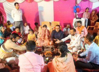 श्रीकृष्ण जन्माष्टमी के अवसर पर डीआईजी डीएम और एसपी के मौजूदगी में आयोजित किया गया कीर्तन कार्यक्रम,मिर्जापुर