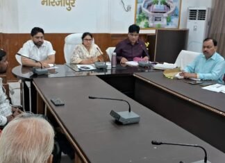 सड़को के चैड़ीकरण के दृष्टिगत डीएम मिर्जापुर ने की आवश्यक बैठक