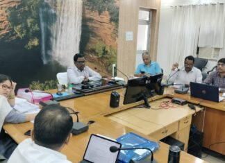 मंडलायुक्त की बैठक में 13 अधिकारियों को दिया गया नोटिस
