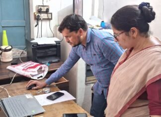 जिलाधिकारी ने लोक निर्माण विभाग कार्यालय का किया निरीक्षण