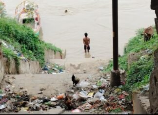 मिर्जापुर के गैबी घाट पर कूड़ो का अंबार श्रद्धालुओं को भारी समस्या