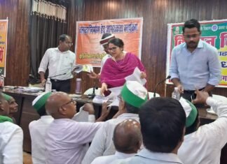 मिर्जापुर में कई संगठनों के किसान नेताओं ने डीएम प्रियंका निरंजन से समस्याओं के समाधान के लिए लगाई गुहार