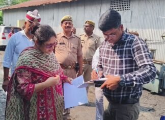 पथरहिया स्थित विद्युत ट्रांसफार्मर स्टोर में डीएम मिर्जापुर ने पहुंचकर किया आकस्मिक निरीक्षण
