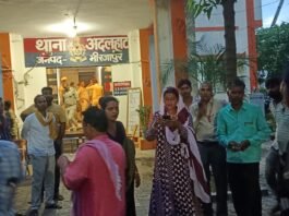 मिर्जापुर में किन्नरों ने अर्धनग्न होकर किया थाने के बाहर प्रदर्शन