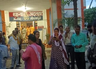 मिर्जापुर में किन्नरों ने अर्धनग्न होकर किया थाने के बाहर प्रदर्शन