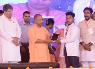 एपेक्स फार्मेसी के छात्र-छात्राओं को मुख्यमंत्री द्वारा निःशुल्क टैबलेट एवं स्मार्टफोन वितरण