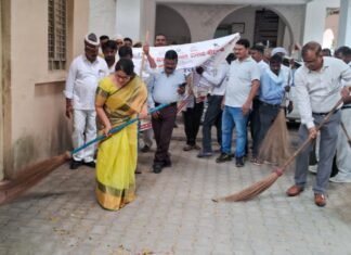 डीएम मिर्जापुर प्रियंका निरंजन ने अपने ही कार्यालय परिसर में लगाया झाड़ू