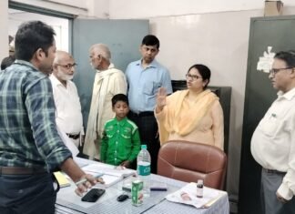 मिर्जापुर मंडलीय चिकित्सालय के चीफ फार्मासिस्ट के विरूद्ध अनुशासनिक कार्यवाही करने का जिलाधिकारी ने दिया निर्देश