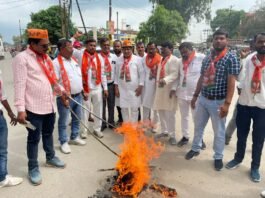 अमेरिका में राहुल गांधी के दिए बयान से आग बबूला हुए मिर्जापुर के भाजपाई, राहुल का पुतला फूका