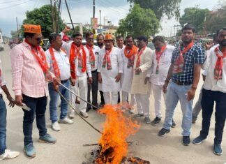 अमेरिका में राहुल गांधी के दिए बयान से आग बबूला हुए मिर्जापुर के भाजपाई, राहुल का पुतला फूका