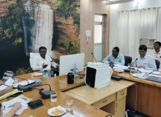 मण्डलायुक्त ने अधिकारियों के साथ बैठक कर प्रगति के बारे में ली जानकारी