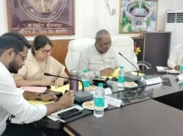 मत्स्य मंत्री डॉ संजय निषाद ने मिर्जापुर में जिला कलेक्टर में की बैठक