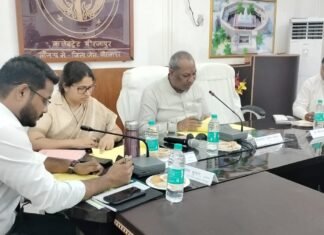मत्स्य मंत्री डॉ संजय निषाद ने मिर्जापुर में जिला कलेक्टर में की बैठक