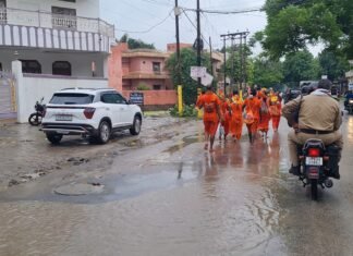 मिर्जापुर के सड़कों की हालत बहुत खराब, ई रिक्शा चालकों में भारी रोष