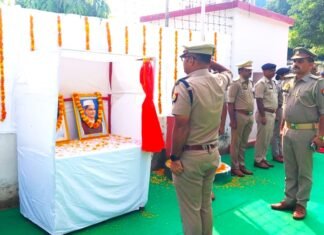 पुलिस अधीक्षक मीरजापुर द्वारा पुलिस लाइन में राष्ट्रपिता महात्मा गांधी जी की तस्वीर पर माल्यार्पण कर दी गयी सलामी—